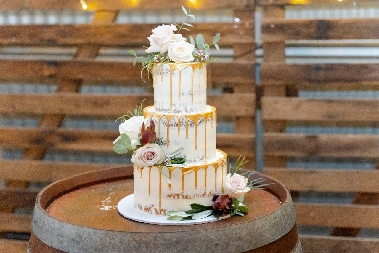 Cory Kaleisha Aberfeldy Barn wedding westbrook wedding cake